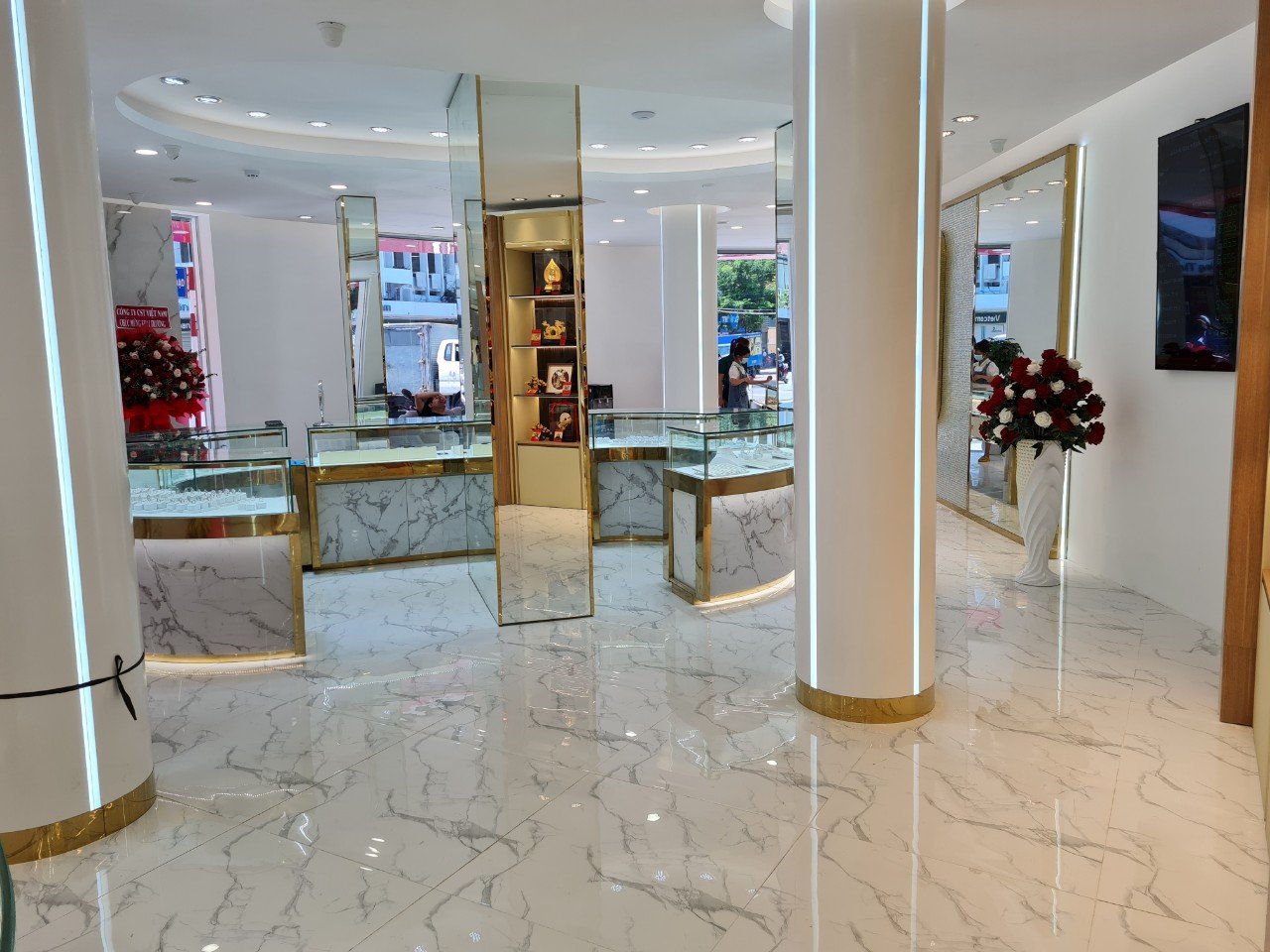 THIẾT KẾ VÀ THI CÔNG NỘI THẤT SHOWROOM TRANG SỨC DOJI QUY NHƠN