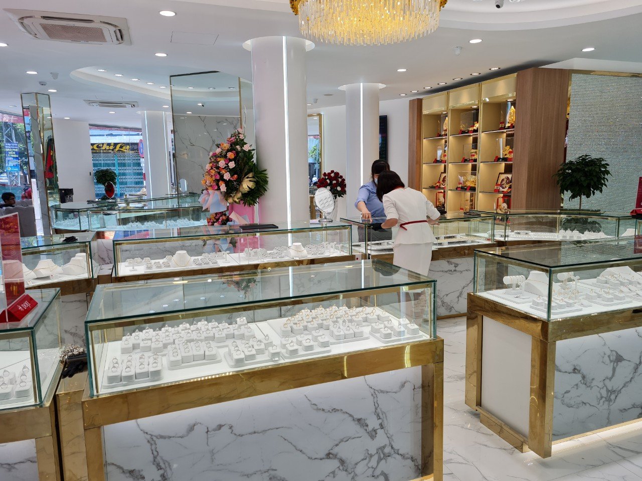THIẾT KẾ VÀ THI CÔNG NỘI THẤT SHOWROOM TRANG SỨC DOJI QUY NHƠN